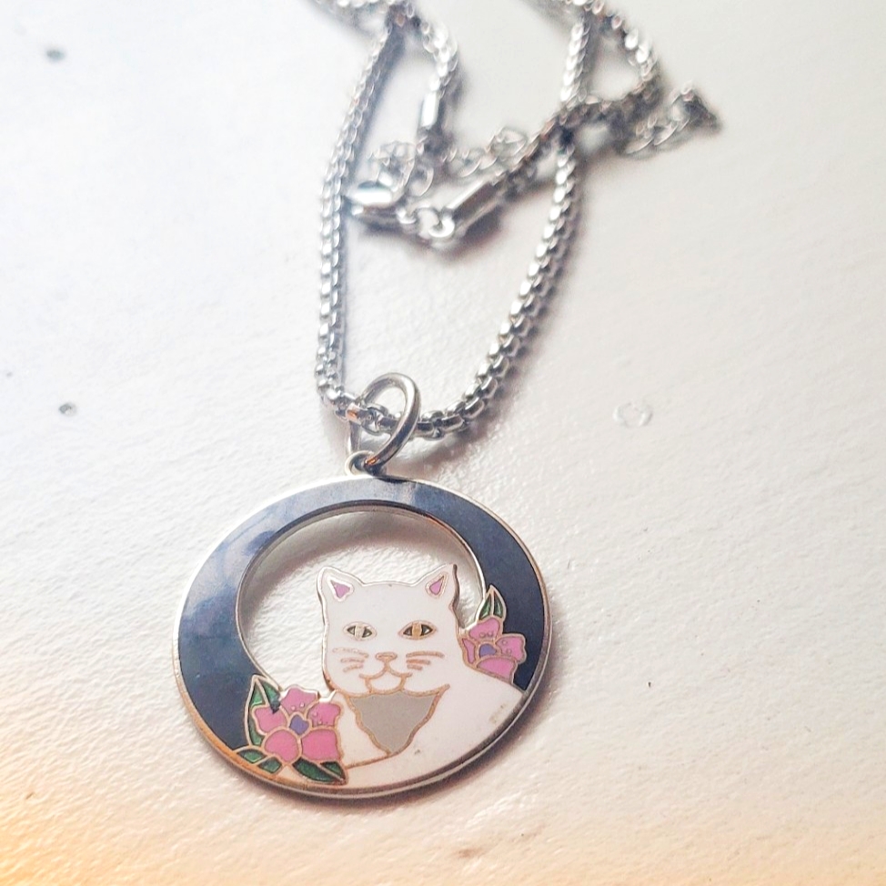 Adorable Vintage Signed Cat Pendant Necklace
